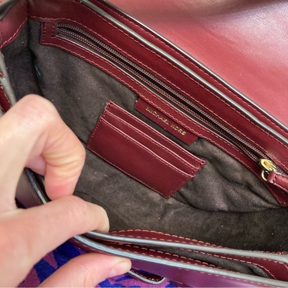 Michael kors Cary medium grommeted saddle bag in burgundy leather - Picture 9 of 13